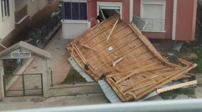 Fırtınayla uçan çatı yan apartmandaki evin içine girdi