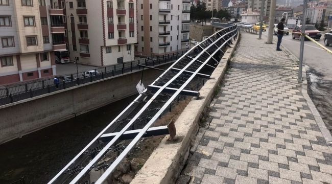 Freni boşalan kamyonet önce otomobile, ardından kaldırımdaki yayalara çarptı