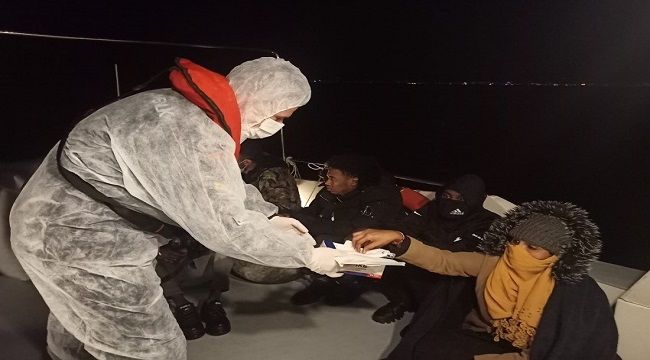 İZMİR'DE 50 DÜZENSİZ GÖÇMEN KURTARILDI