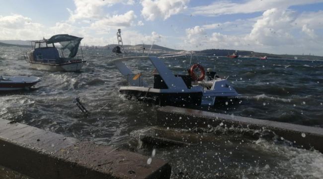 İzmir'de fırtına nedeniyle tekneler battı