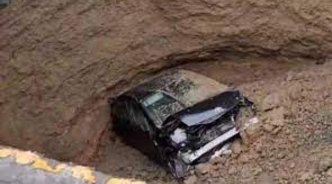 Japonya'da otoyol çöktü, araç oluşan dev çukura düştü