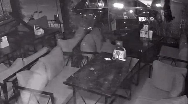 Kartal'da alkollü çift, otomobille kafeye dalıp çalışanlara saldırdı