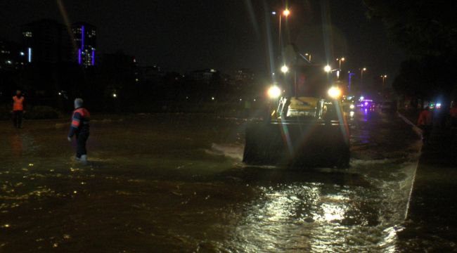Kartal'da mazgallar tıkandı, sahil yolu göle döndü