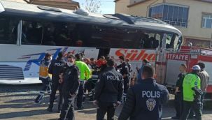 Kayseri'de kamyonetle çarpışan yolcu otobüsü evin duvarına çarptı