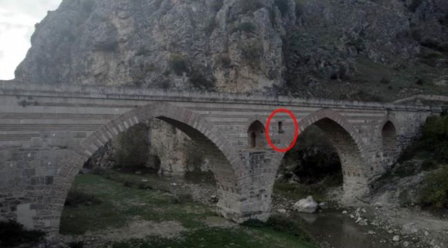 Kemerinde mescit bulunan 7 asırlık köprü görenleri hayrete düşürüyor