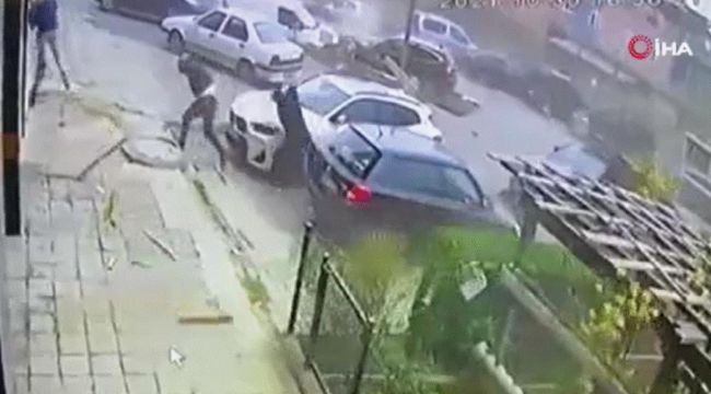 Kopan çatının altında kalmaktan koşarak kurtuldular