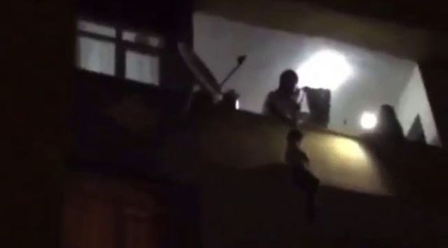 Küçük çocuğu çarşafla sarkıttılar