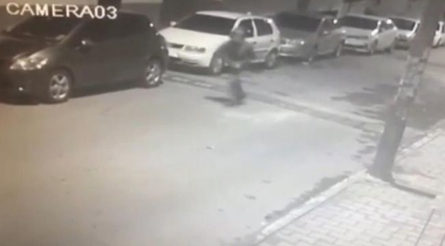 Küçükçekmece'de bir aracın lastiklerini kesip kaçtı