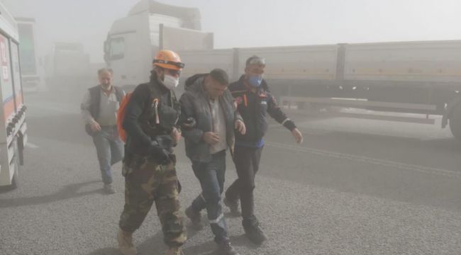Kum fırtınası nedeniyle yol trafiğe kapandı, araçlar kaza yaptı