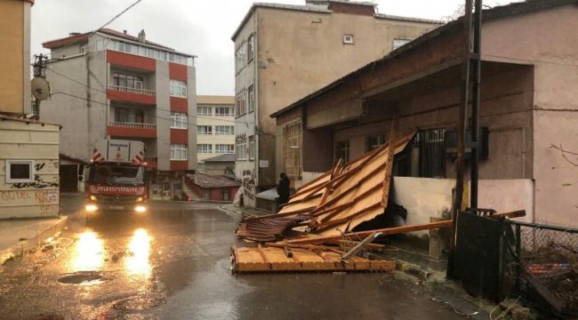 Maltepe'de rüzgarın şiddeti ile evin çatısı uçtu