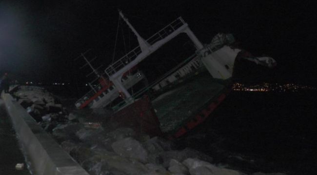 Maltepe'de sabah saatlerinde Lodos nedeniyle sürüklenen gemi yan yattı