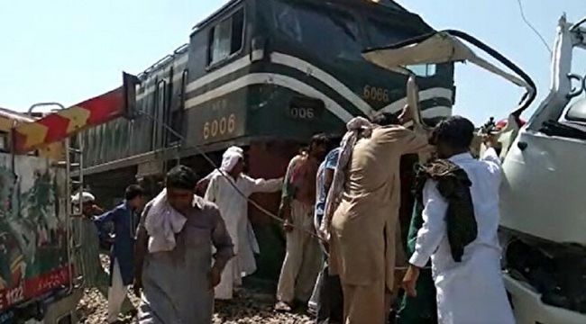 Pakistan'da tren okul servisine çarptı