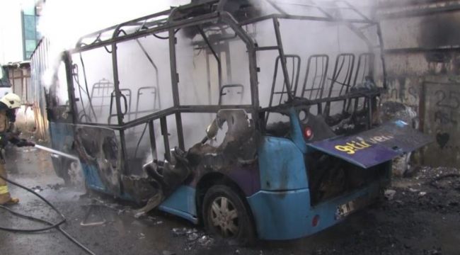 Park halindeki minibüs alev topuna döndü