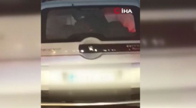 Seyir halindeki araçta saç tıraşı kameraya yansıdı