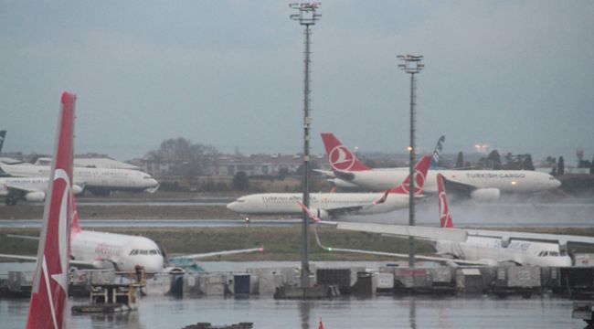 Şiddetli lodos İstanbul'da hava ulaşımını olumsuz etkilemeye devam ediyor