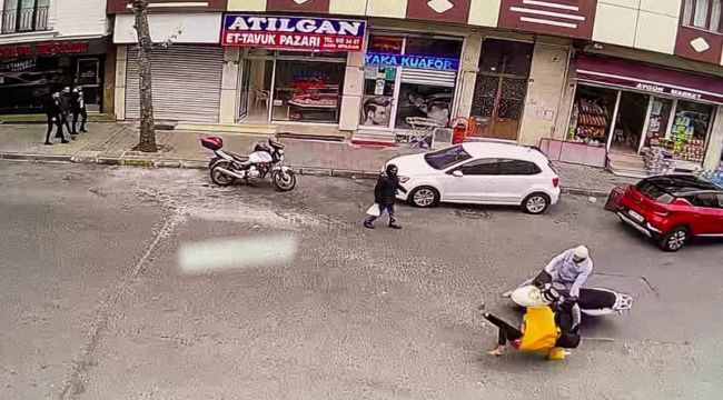 Telefonla konuşurken yolun karşısına geçmeye çalışan kadına motosiklet çarptı