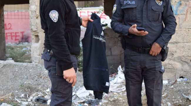 Ters kelepçeli adliyeye götürülürken polisin elinden kaçtı