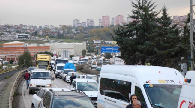 Tır ile kamyon çarpıştı, trafik felç oldu