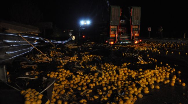 Tır kamyona çarptı, 40 ton limon yola savruldu