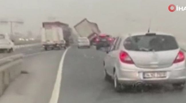 Tır lodos nedeniyle devrildi