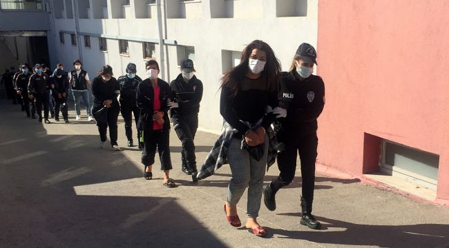 Torbacı kadın 'beni güzel çekin' diyerek poz verdi