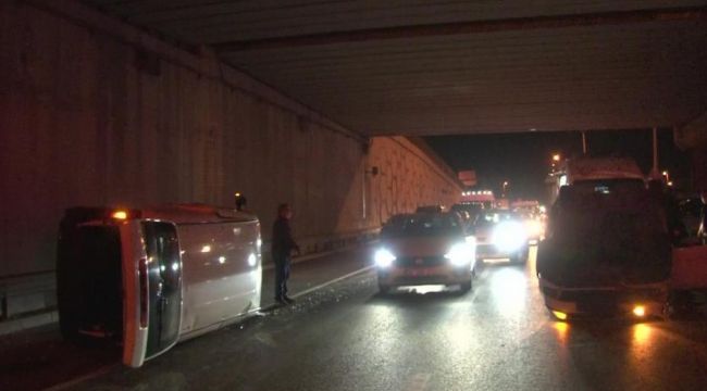 Ümraniye'de makas atarak ilerleyen otomobil ticari araçla çarpıştı