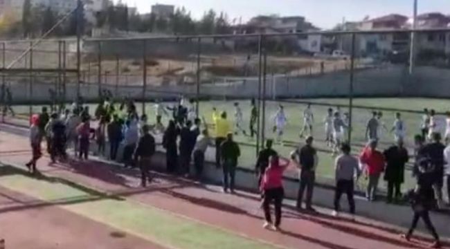 Yeşil sahada futbolcular boksöre dönüştü