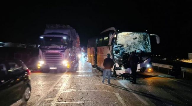 Yolcu otobüsü tıra arkadan çarptı, 7 kişi yaralandı