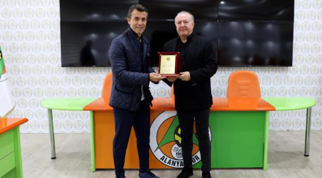 Alanyaspor ile yollarını ayıran Bülent Korkmaz'a plaket