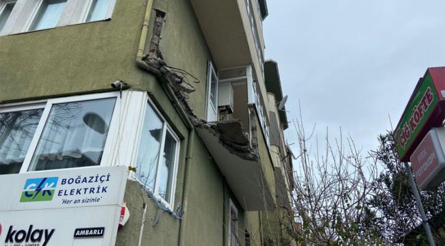 Ambarlı'da bina balkonu çöktü