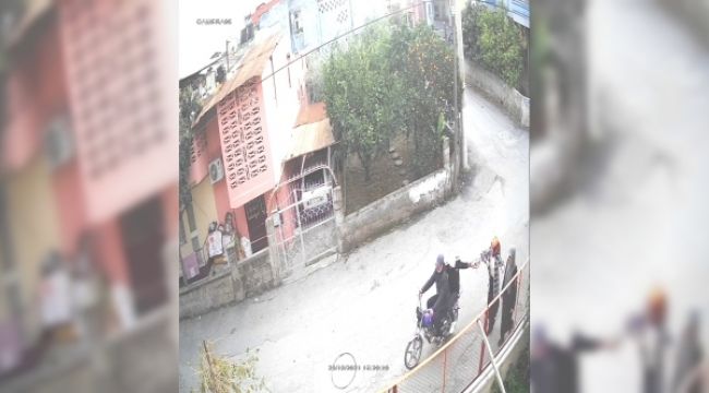 Annesiyle yolda yürürken gasp edildi