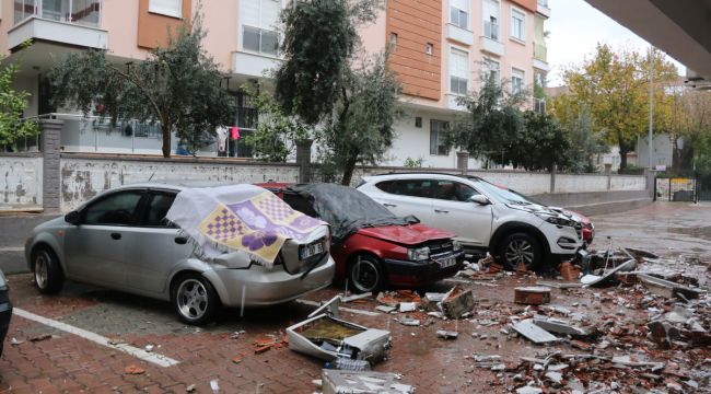 Antalya'da uçan çatı duvarı 4 aracın üzerine düşerek ortalığı savaş alanına çevirdi