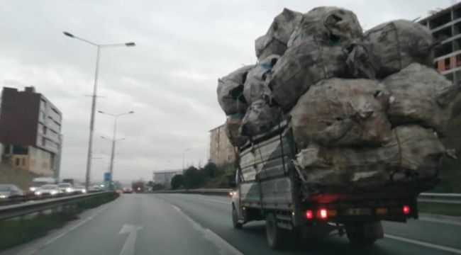 Aşırı yüklü kamyonun E-5 karayolunda ilerledi