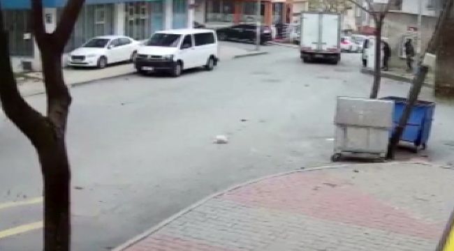 Başakşehir'de uçan çatı, direği devirdi