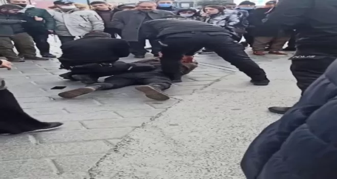 Biri bıçak çekti, diğeri çanta ile saldırdı