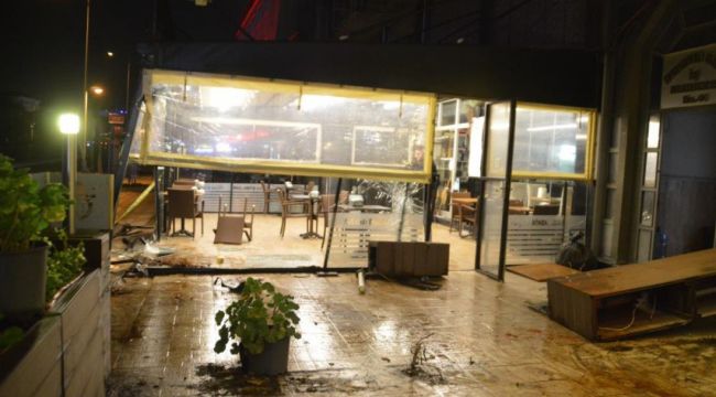 Büyükçekmece'de alkollü sürücü restorana daldı, ortalık savaş alanına karıştı