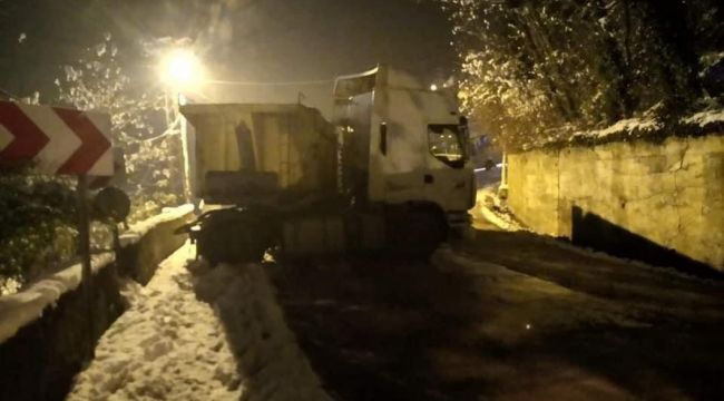 Buzlanan yolda tır duvara çarptı