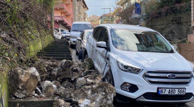 Faciadan dönüldü, kaya parçaları arabanın üzerine düştü