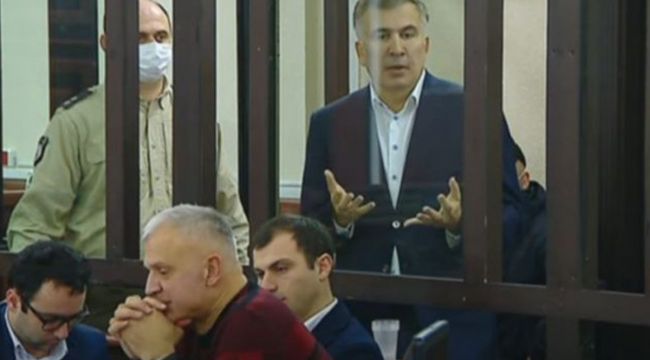 Gürcistan'ın eski Cumhurbaşkanı Saakaşvili yeniden hakim karşısına çıktı
