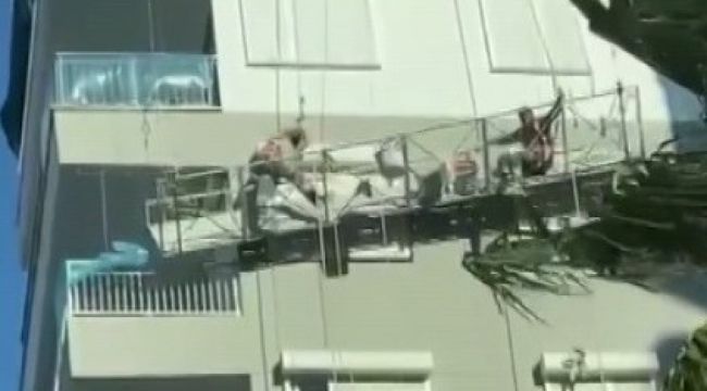 Halatı kopan ve iskelede mahsur kalan işçiler, itfaiye ekipleri tarafından kurtarıldı