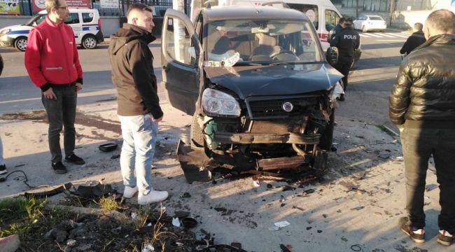 İki araç çarpıştı, yaya arada kalmaktan saniyelerle kurtuldu