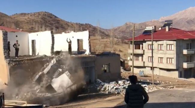 İlkel yöntemlerle tehlikeli ev yıkımı