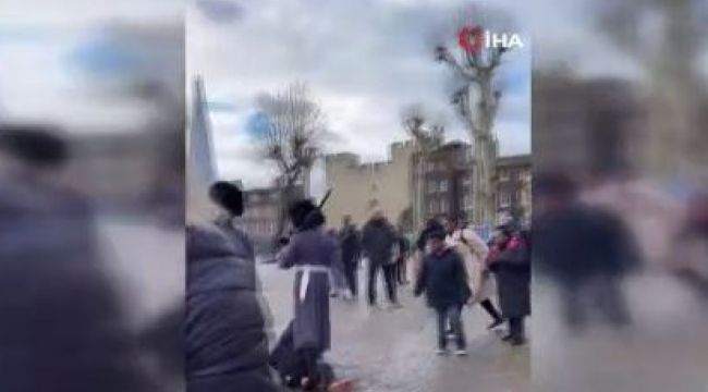 İngiltere Kraliyet Muhafızı önüne çıkan çocuğu yere düşürdü