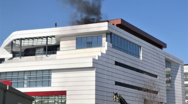 İnşaat halindeki iş merkezinin çatısındaki yangın korkuttu, vatandaşlar balkonlara koştu