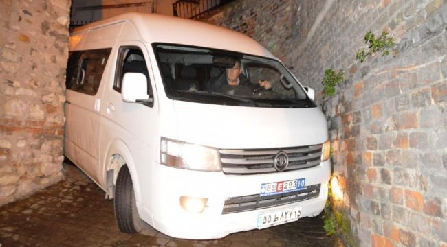 İran'dan İstanbul'a gezmeye geldiler, araçları sokakta sıkıştı