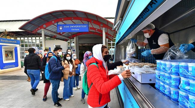 İZMİR BÜYÜKŞEHİR BELEDİYESİNDEN ÖĞRENCİLERE İKRAM