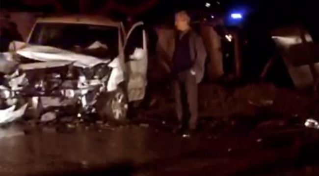 Kavşakta kafa kafaya çarpıştılar, araçlar hurdaya döndü
