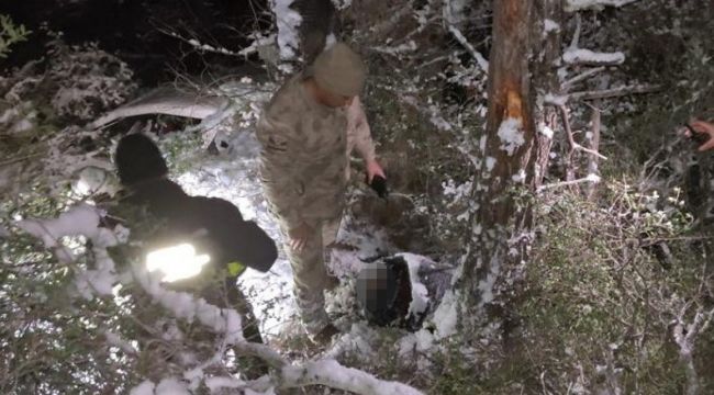 Kayıp olarak aranan şahsın cesedi, uçurumda karın altında bulundu