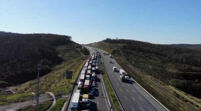 Kuzey Marmara'da Otoyolu'nda tır bariyerleri biçti, 4 şerit trafiğe kapatıldı