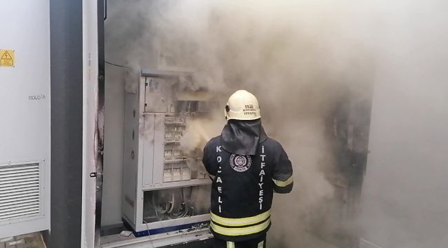 Mahalleyi besleyen trafo patlayıp alev alev yandı